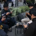 Tongkrongan Anak Muda Bermain Slot Online Dengan Modal Minim