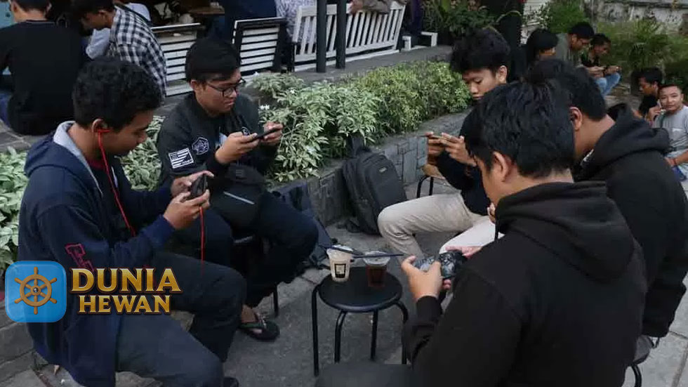Tongkrongan Anak Muda Bermain Slot Online Dengan Modal Minim